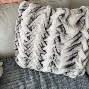 24”x24” Luxurious Gray and White Faux Fur Accent Throw Pillow EUC